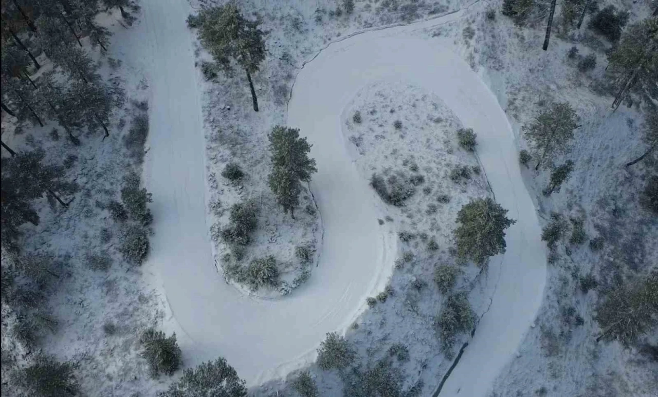 Karla kaplanan Demirci&rsquo;de kartpostallık manzaralar
