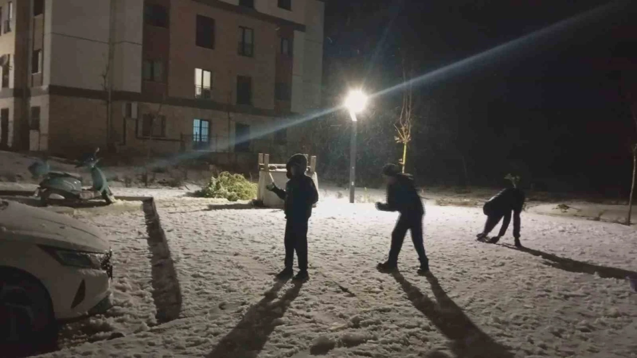 Karla kaplanan yolda ara&ccedil;lar ilerlemekte g&uuml;&ccedil;l&uuml;k &ccedil;ekerken, eğlenmek isteyenler soluğu sokakta aldı
