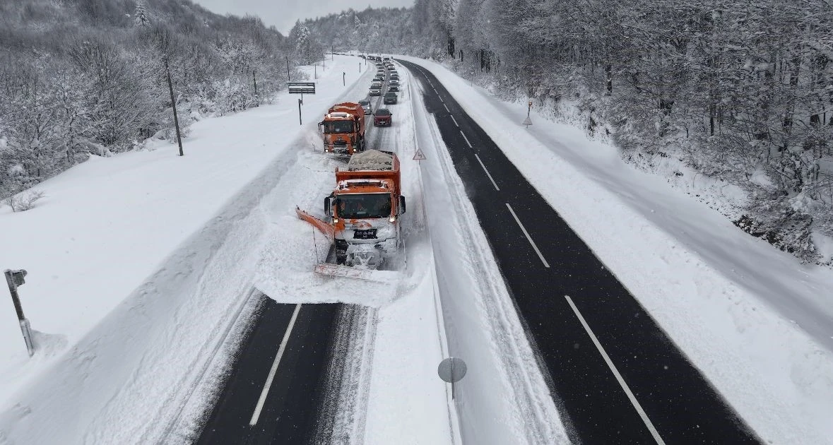 Karla kaplı Bolu Dağı&rsquo;nda &lsquo;Kar kaplanları&rsquo; b&ouml;yle yolu a&ccedil;tı
