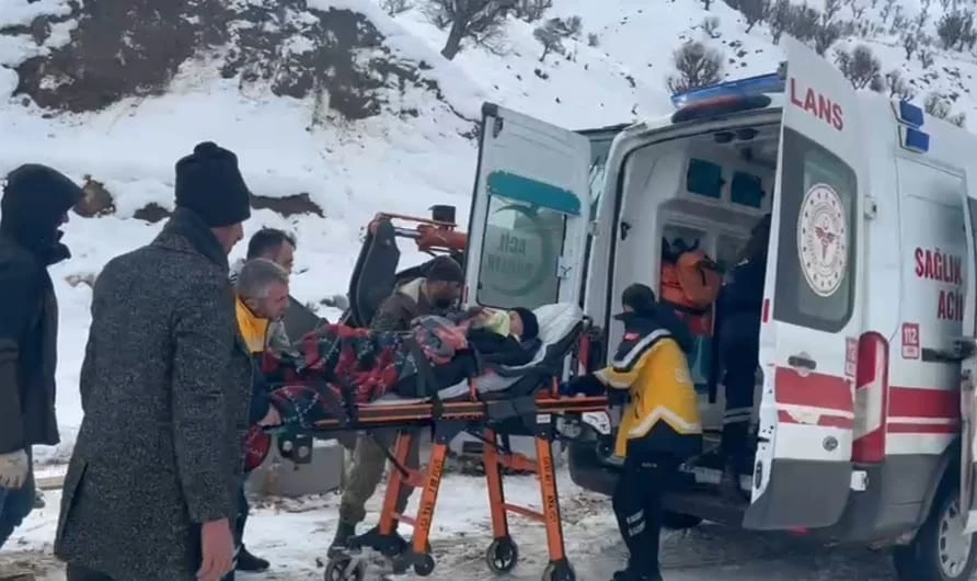 Karla kaplı mezrada hastaya ulaşmak i&ccedil;in zamanla yarıştılar
