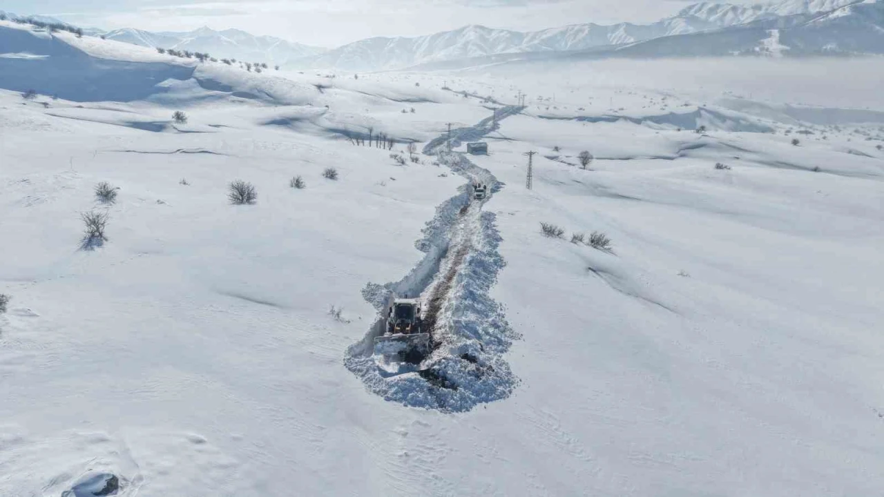 Karla kaplı mezrada mahsur kalan k&ouml;yl&uuml;n&uuml;n imdadına ekipler yetişti
