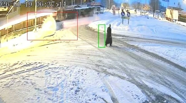 Karla kaplı yolda duramayan ara&ccedil; ref&uuml;je &ccedil;ıktı
