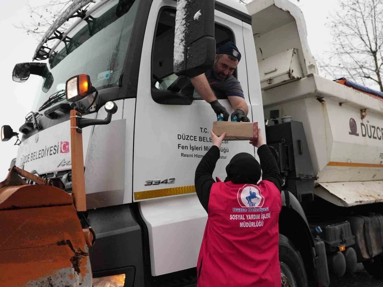 Karla m&uuml;cadele ekiplerine sıcak ikram
