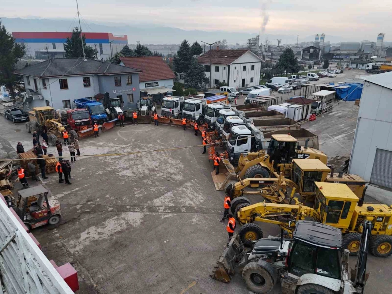 Karla m&uuml;cadelede 200 personel, 33 iş makinesi sahada olacak
