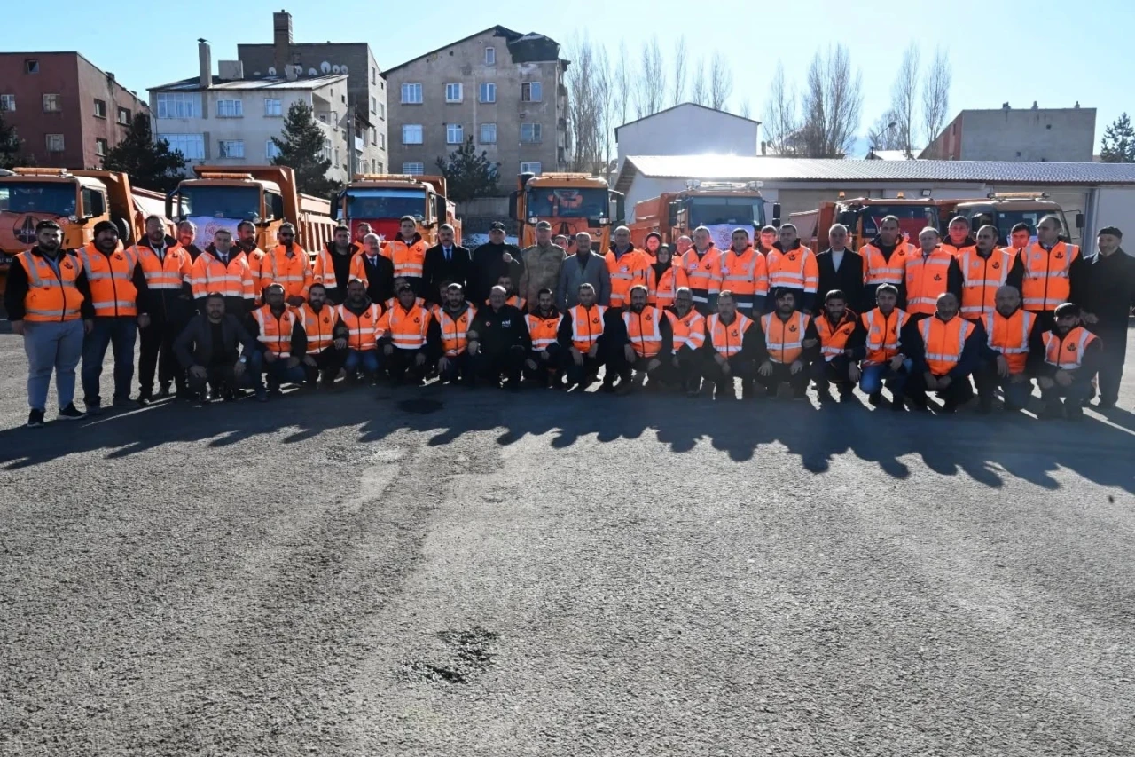 Karla ve buzla m&uuml;cadele dualarla başladı
