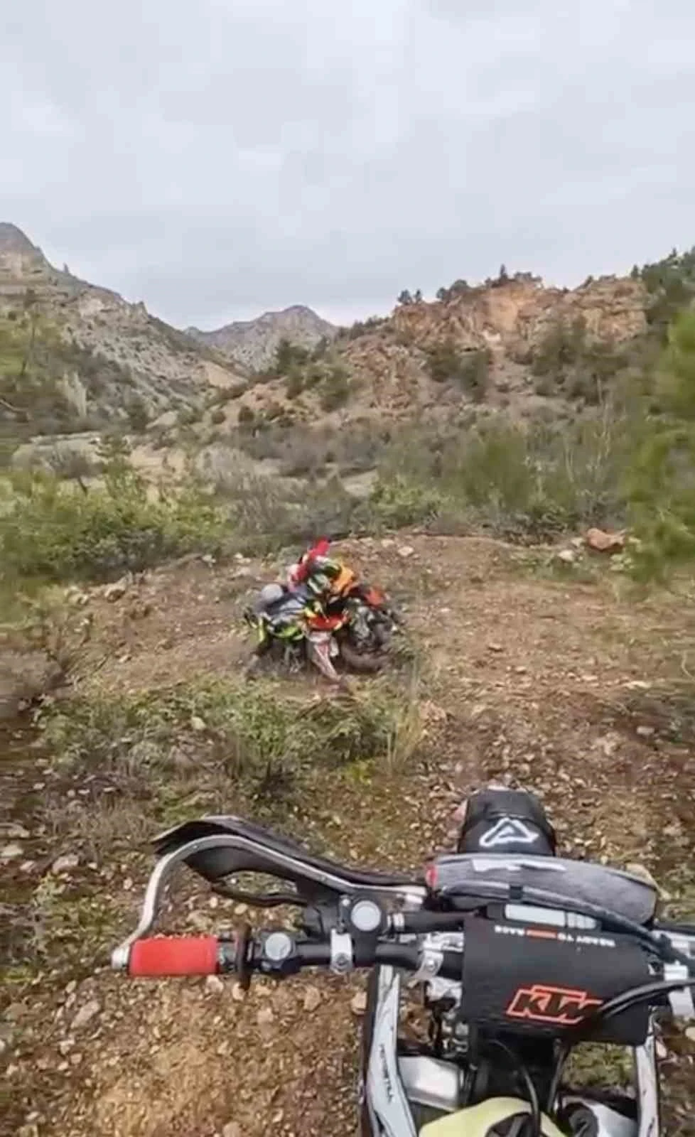 Karlı dağları cross motorlarla aşmaya &ccedil;alıştılar: Zorlu yolculuk kamyonette son buldu
