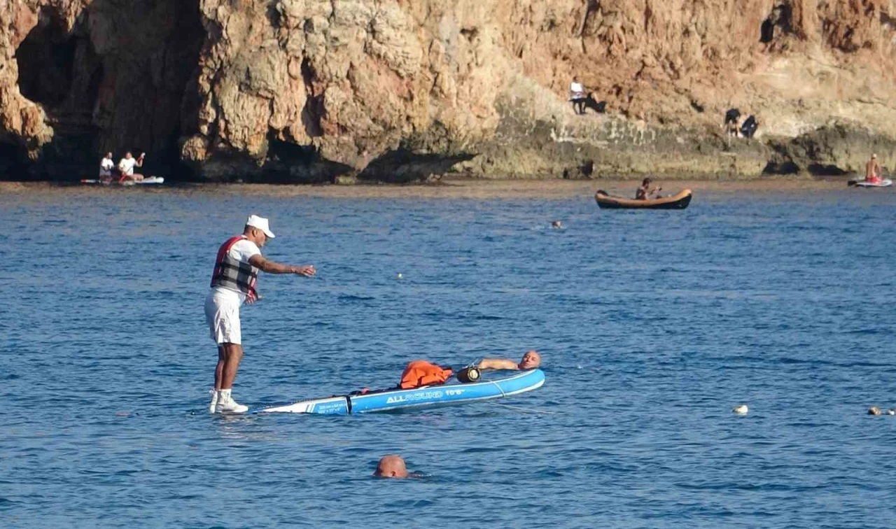 Karlı dağların gölgesinde 20 derecelik sıcak havada deniz keyfi yaptılar
