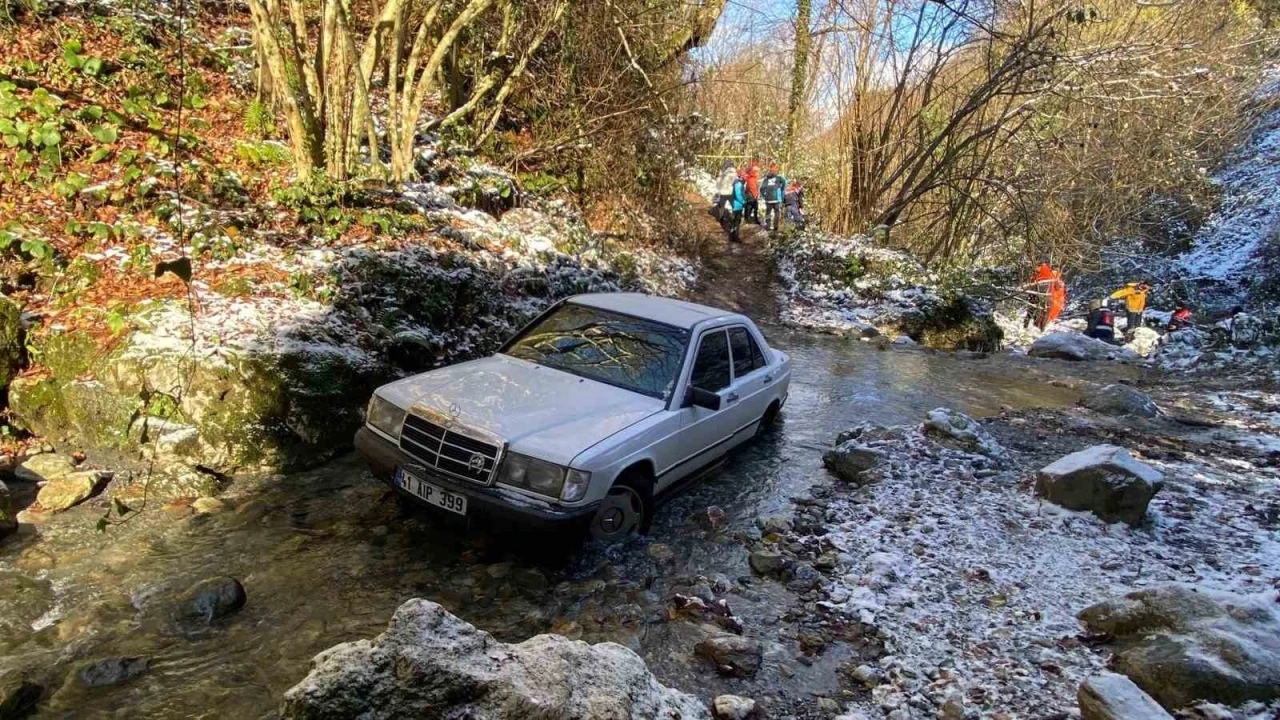 Karlı havada atletli bir adam, dere yatağında otomobilden 10 metre uzaklıkta &ouml;l&uuml; bulundu
