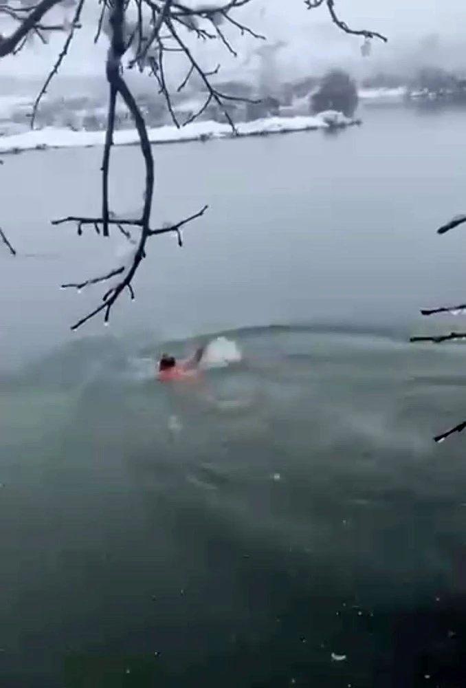 Karlı havada Dicle Nehri&rsquo;ne daldı
