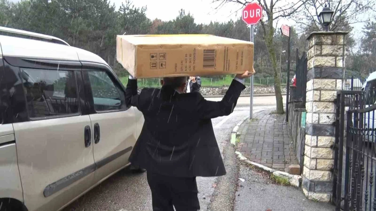 Karlı havada y&uuml;rekleri ısıtan yardım
