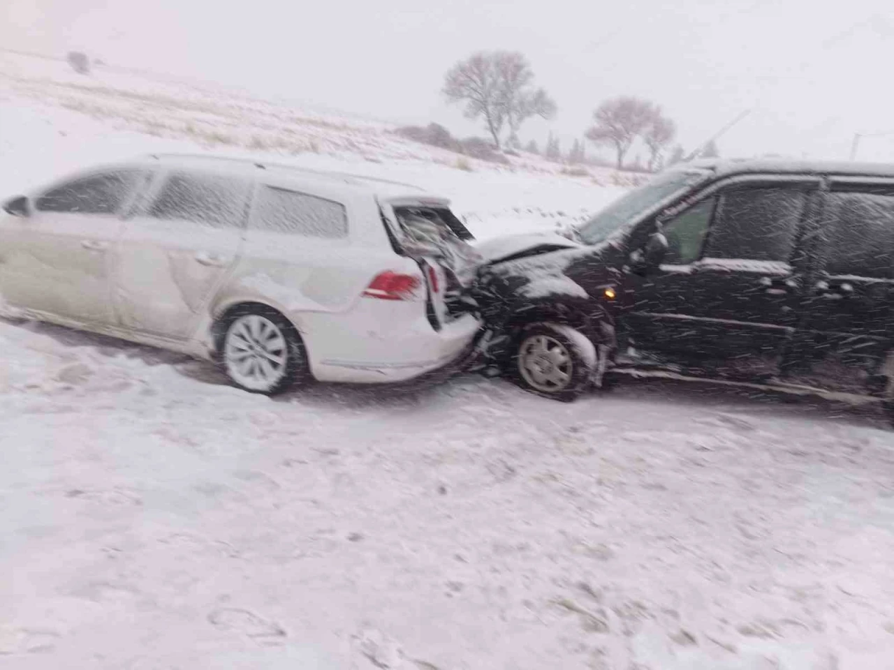 Karlı yolda ara&ccedil;lar &ccedil;arpıştı: 1 yaralı
