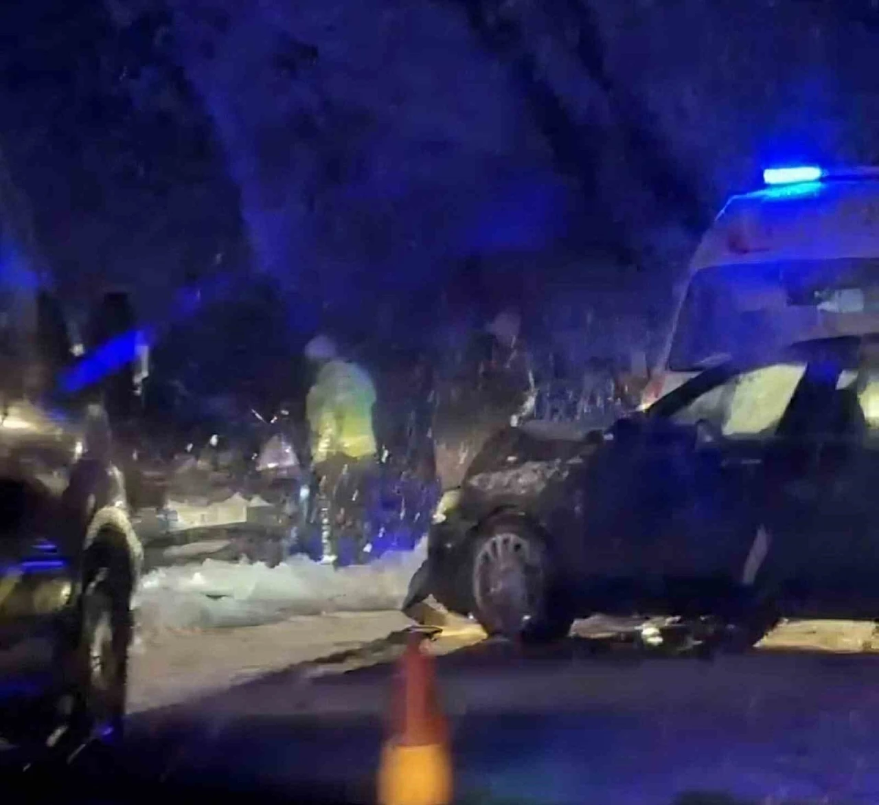 Karlı yolda kayan otomobil karşı şeritten gelen ara&ccedil;la &ccedil;arpıştı: 6 yaralı
