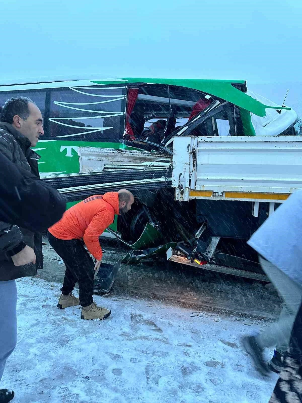 Karlı yolda kayan yolcu otob&uuml;s&uuml; tıra &ccedil;arptı: 7 yaralı
