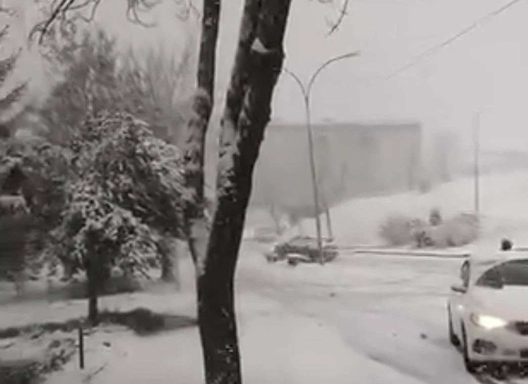 Karlı yolda kontrolden &ccedil;ıkan otomobilin kaza anı kamerada
