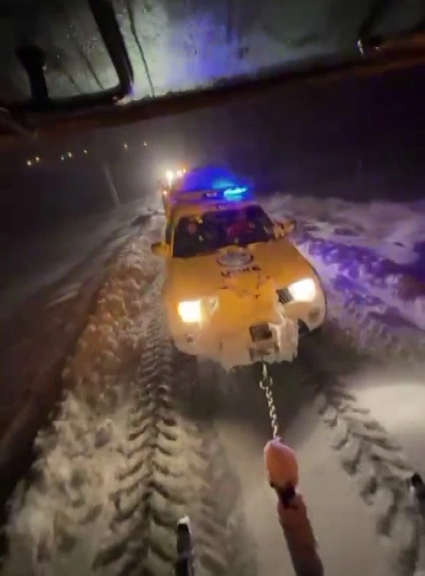 Karlı yolda mahsur kalan ekiplerin yardımına k&ouml;yl&uuml;ler yetişti
