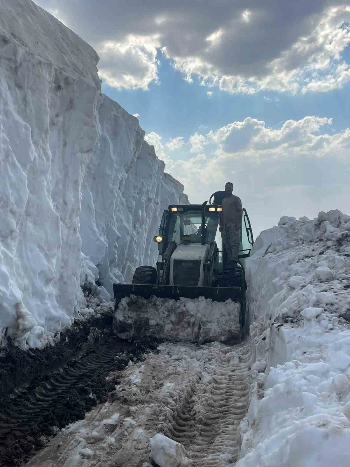 Karlı yollar g&ouml;&ccedil;erler i&ccedil;in a&ccedil;ılıyor
