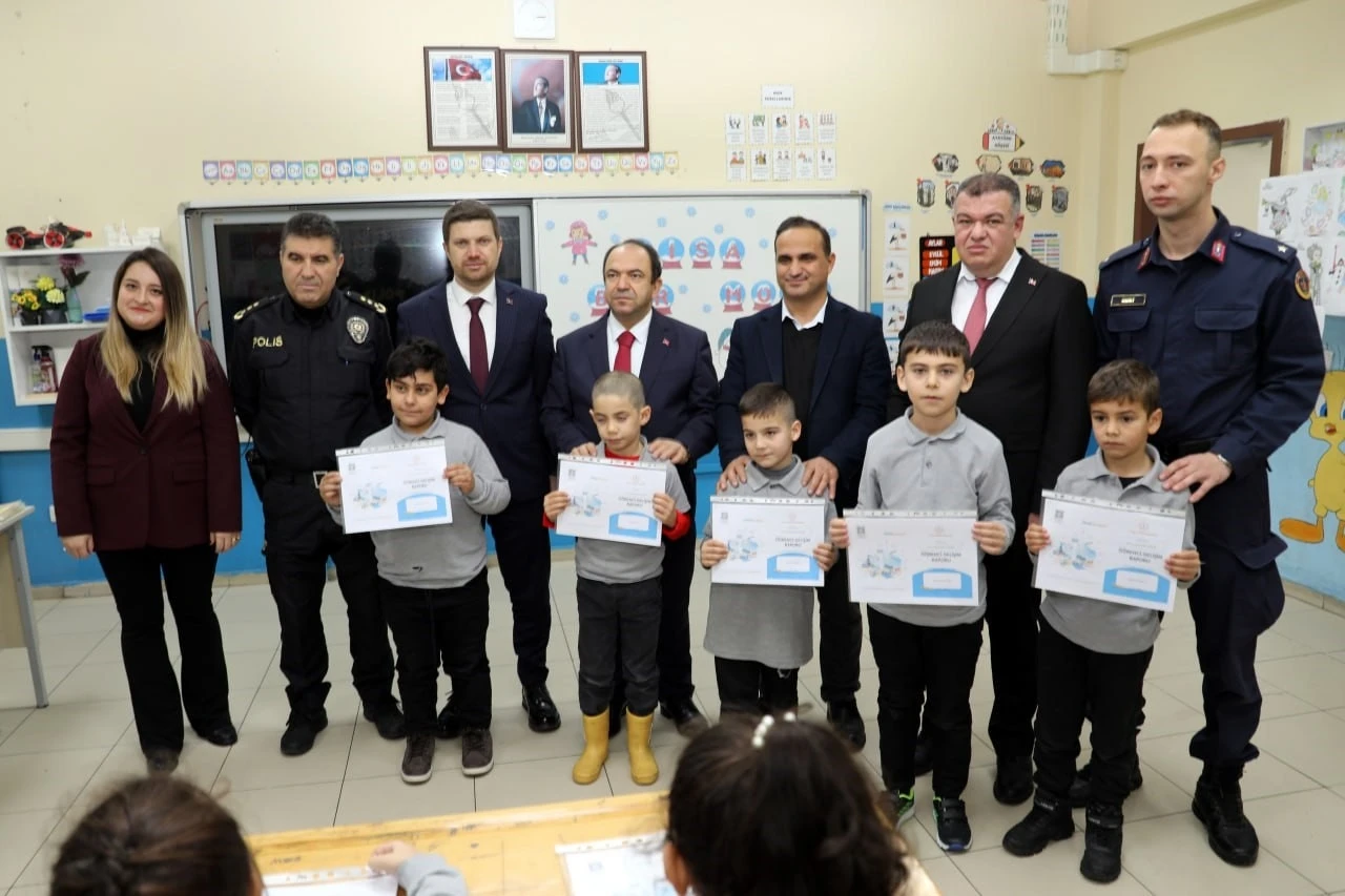 Karneler alındı, tatil zili &ccedil;aldı: Karasu&rsquo;da 12 bin &ouml;ğrenci karne sevinci yaşadı
