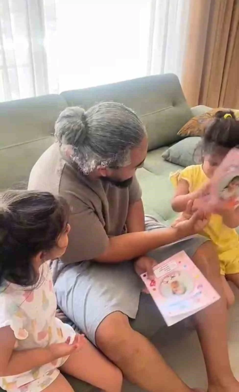 Karneleri karıştıran babanın ikiz kızlarıyla olan diyaloğu kamerada

