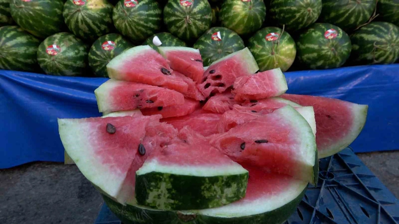 Karpuzun yıkanmadan kesilmesi &quot;salmonella&quot; riskini artırıyor
