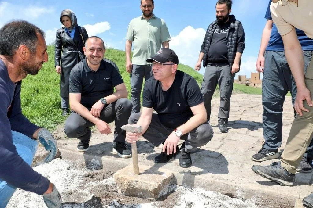 Kars Ani Ören Yeri’nde sur içi yollarının yapımı devam ediyor

