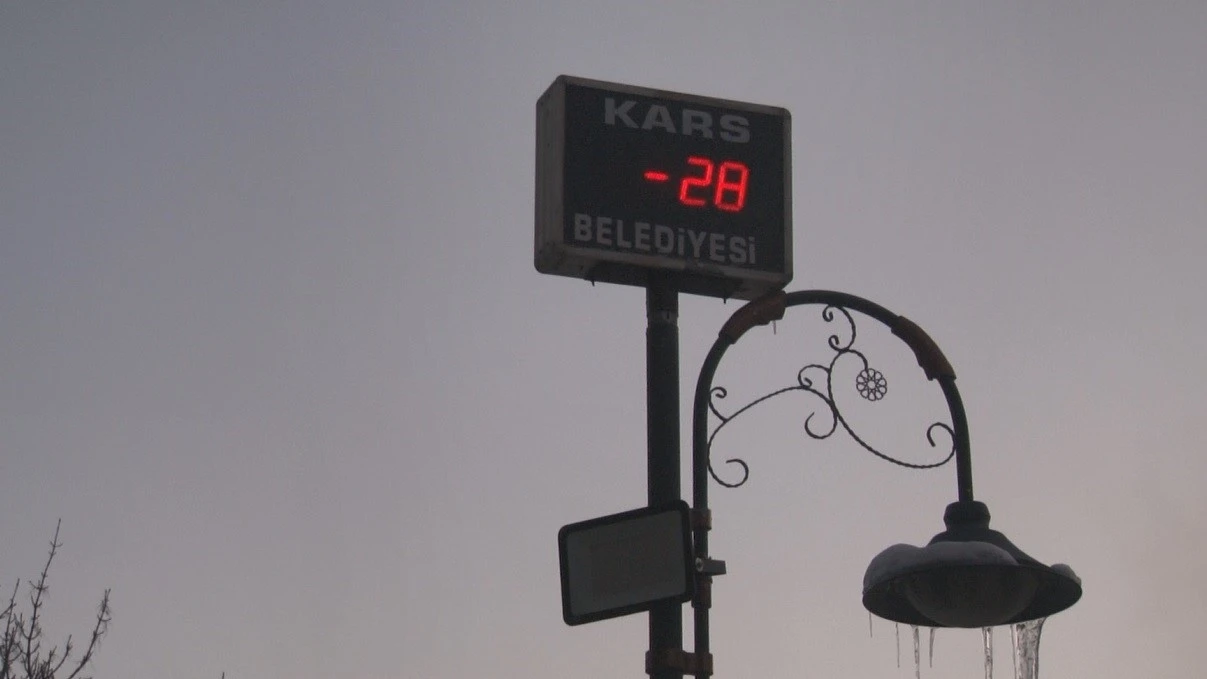 Kars buz tuttu: Termometreler eksi 28&rsquo;i g&ouml;sterdi
