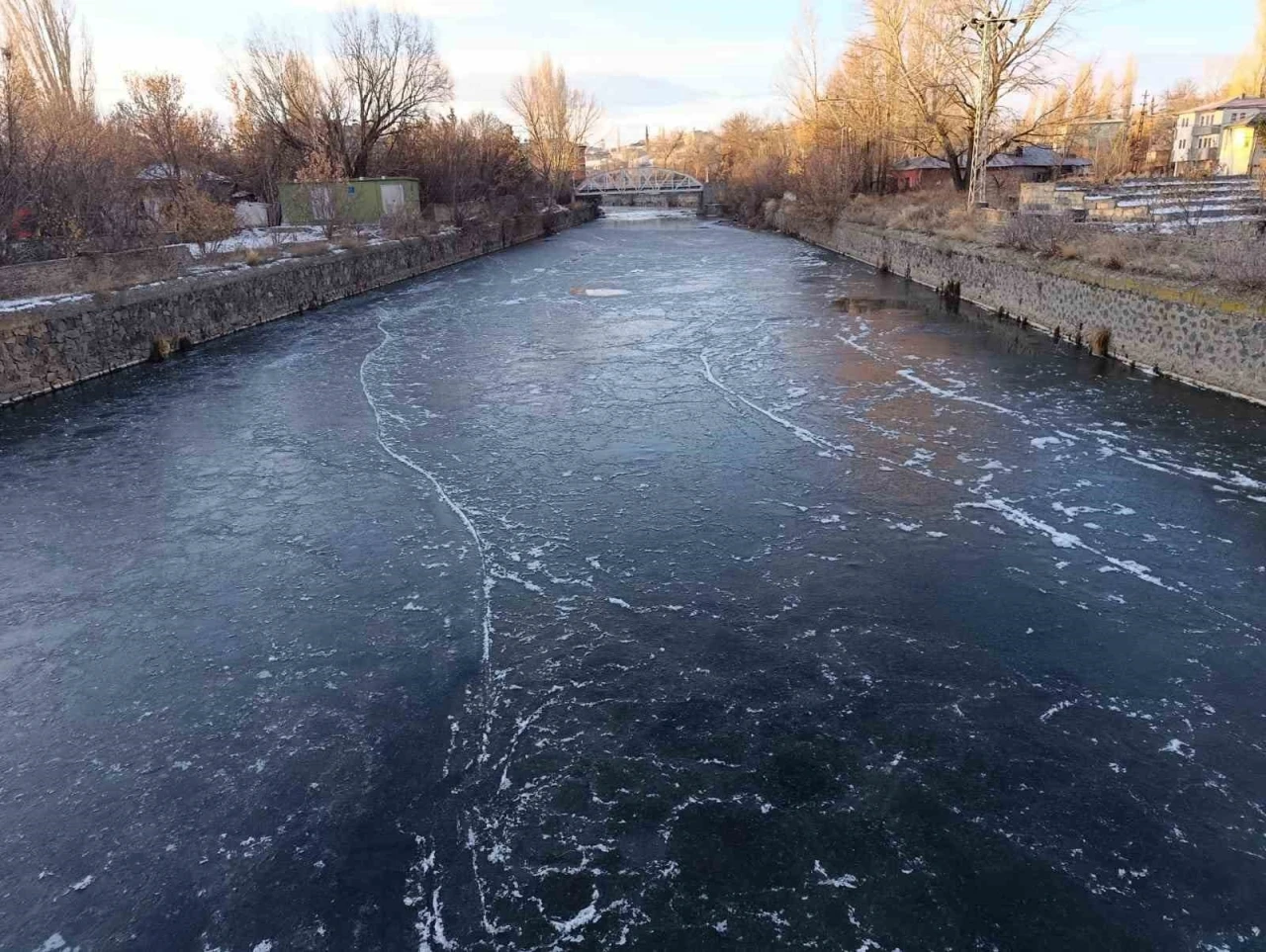 Kars eksi 15’i gördü: Kars Çayı 1 günde dondu