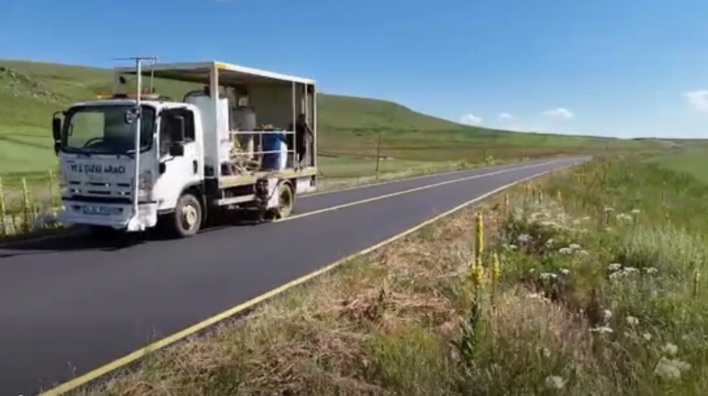Kars İl &Ouml;zel İdaresi&rsquo;nden g&uuml;venli ulaşım hamlesi: BSK asfaltlanan k&ouml;y yollarında &ccedil;izgi &ccedil;alışmaları s&uuml;r&uuml;yor
