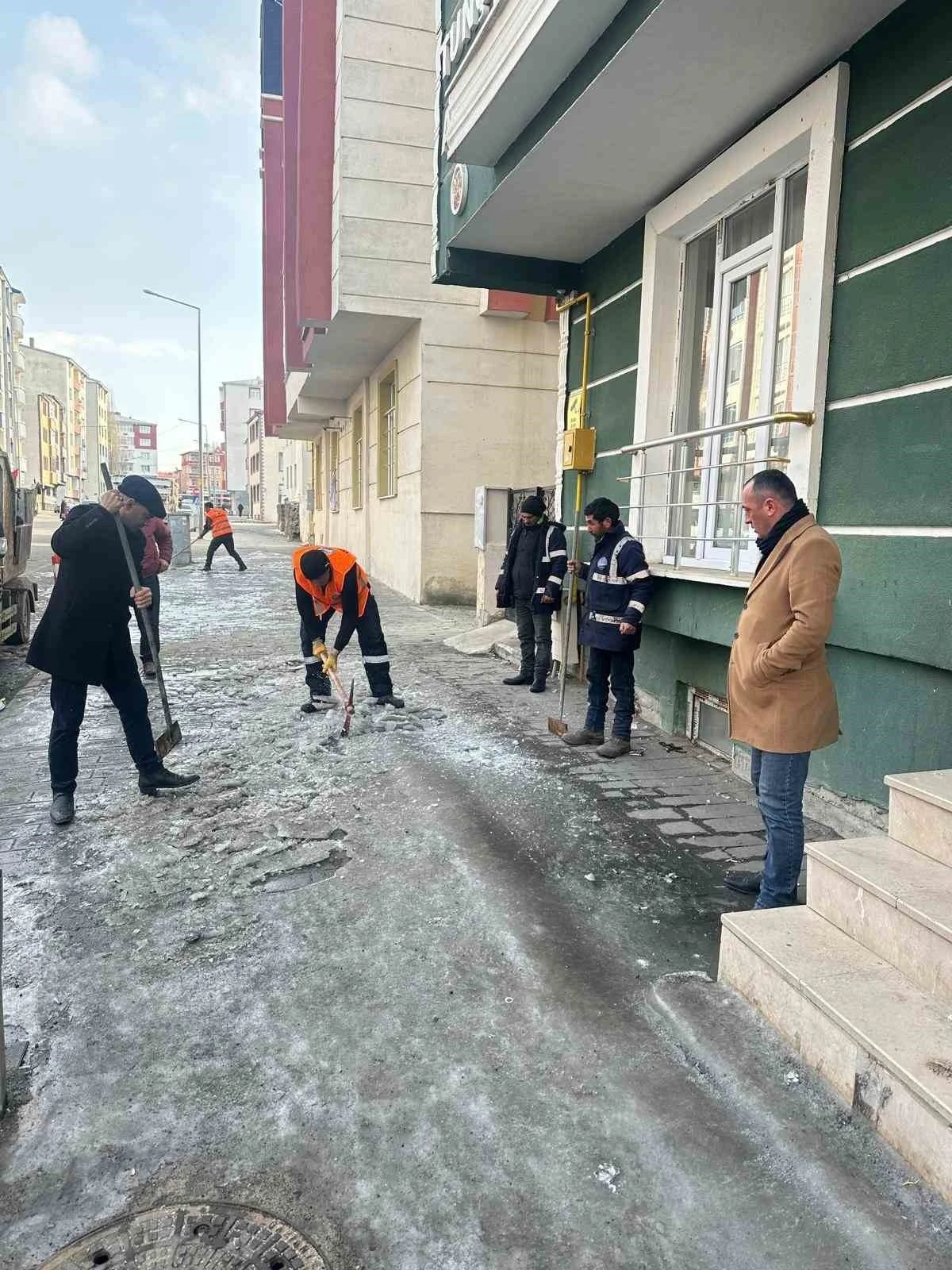Kars’ın kaldırımların buzu kırılıyor