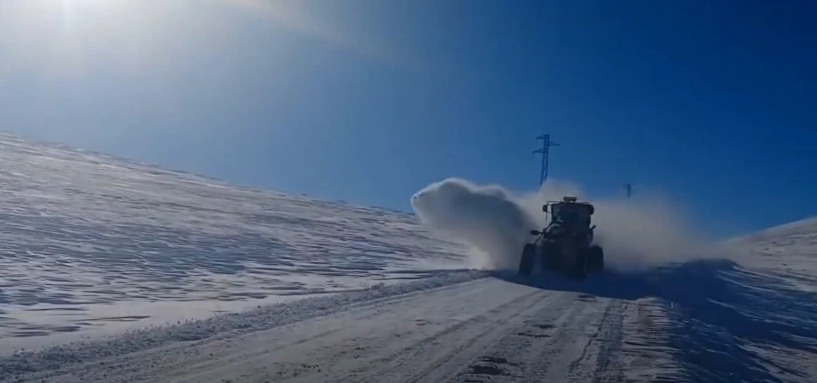 Kars &Ouml;zel İdaresi bin saatlik &ccedil;alışmayla kapalı k&ouml;y yolu bırakmadı
