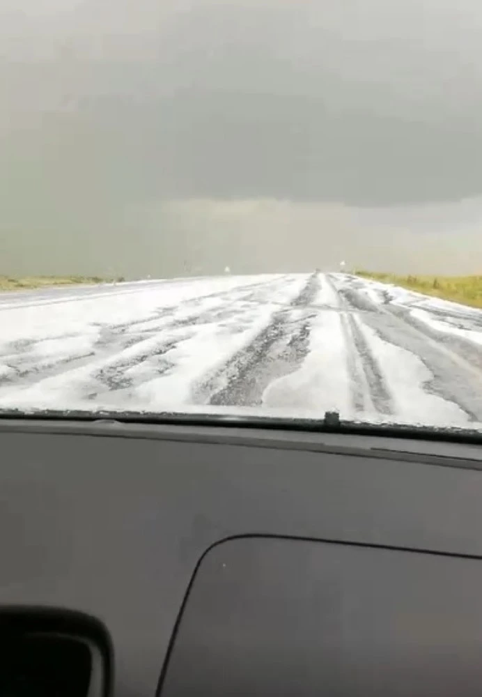 Kars-Selim karayolu dolu yağışıyla beyaza büründü
