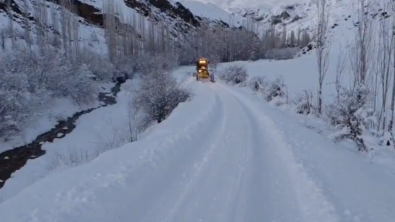 Kars&rsquo;ta 130 k&ouml;y yolu ulaşıma kapandı

