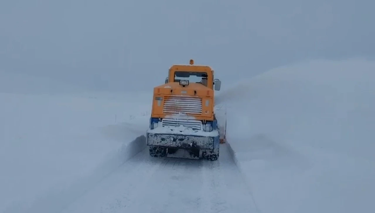 Kars&rsquo;ta 143 k&ouml;y yolu ulaşıma kapandı

