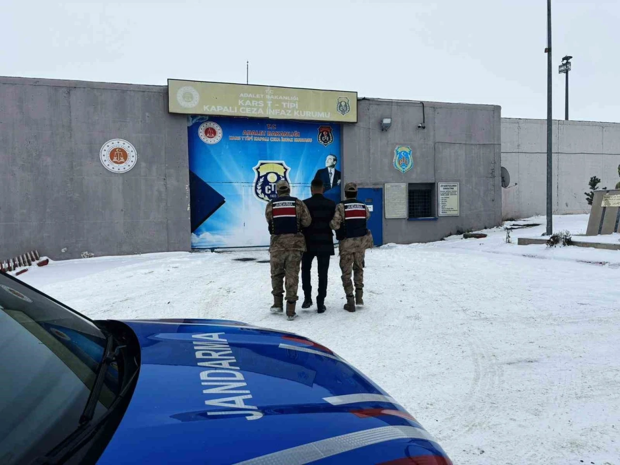 Kars&rsquo;ta 15 yıl hapis cezasıyla aranan şahıs yakalandı
