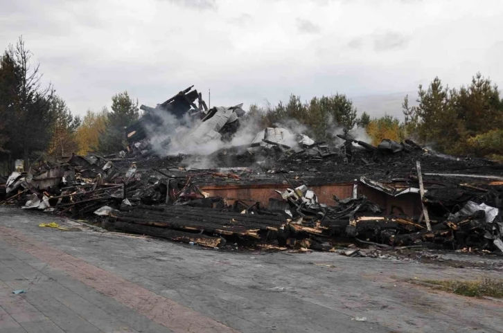 Kars&rsquo;ta 2 milyona mal olan k&uuml;t&uuml;k ev k&uuml;l oldu
