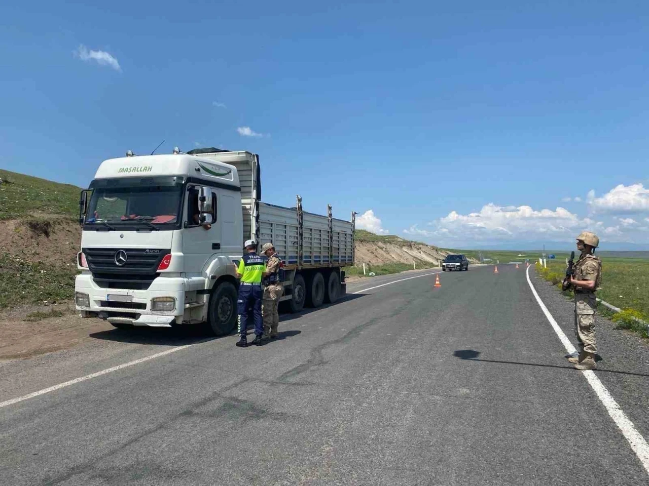 Kars’ta 32 ekip, 98 jandarmanın katımlıyla uygulama
