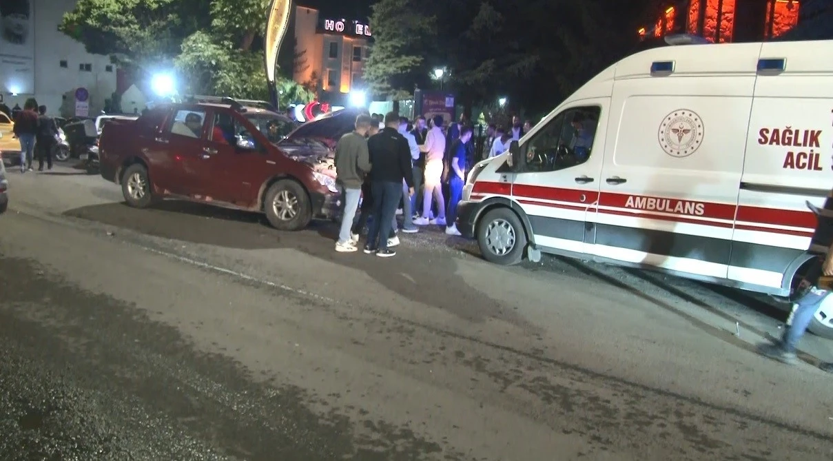 Kars’ta 4 araçlı zincirleme trafik kazası: 4 yaralı
