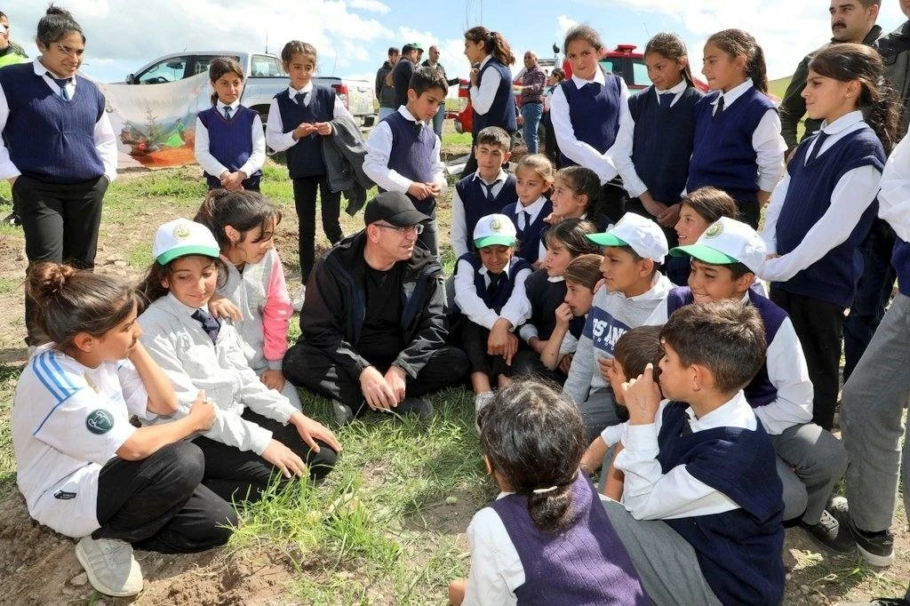Kars’ta 400 meyve fidanı toprakla buluştu
