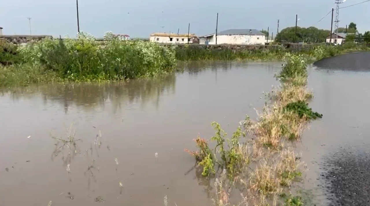 Kars’ta ahırlar ve ekili alanlar sular altında kaldı
