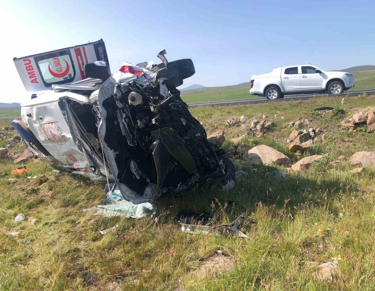 Kars’ta ambulans şarampole uçtu: 1’i doktor 4 kişi yaralandı
