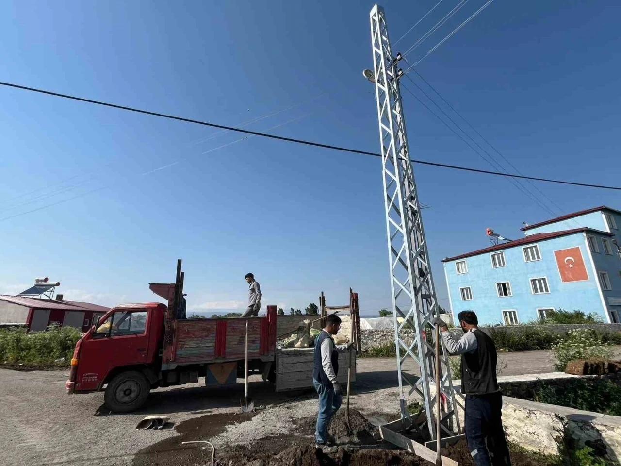 Kars’ta ARAS elektrik köylerde elektrik direklerini yeniliyor
