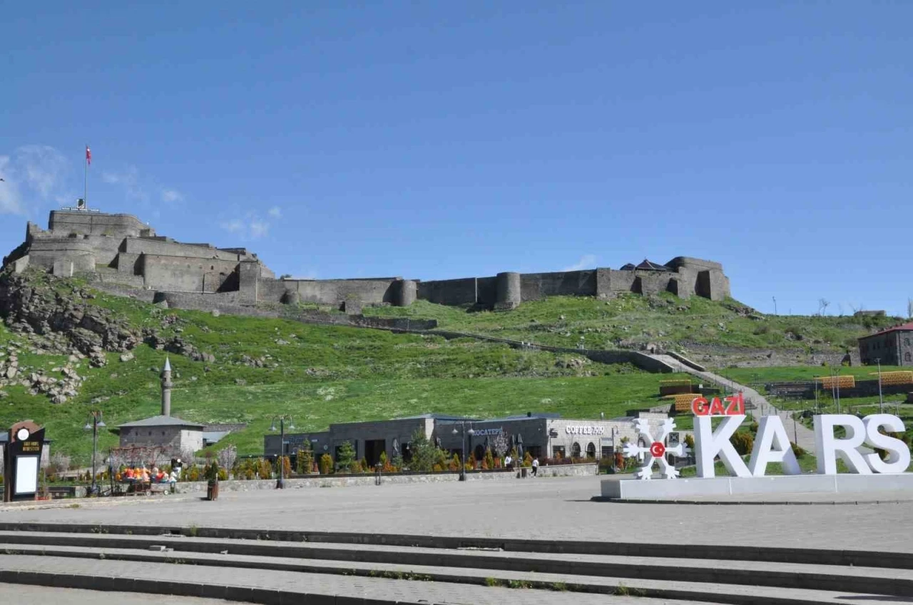 Kars&rsquo;ta bayram sessizliği: Kentin en işlek noktaları boş kaldı
