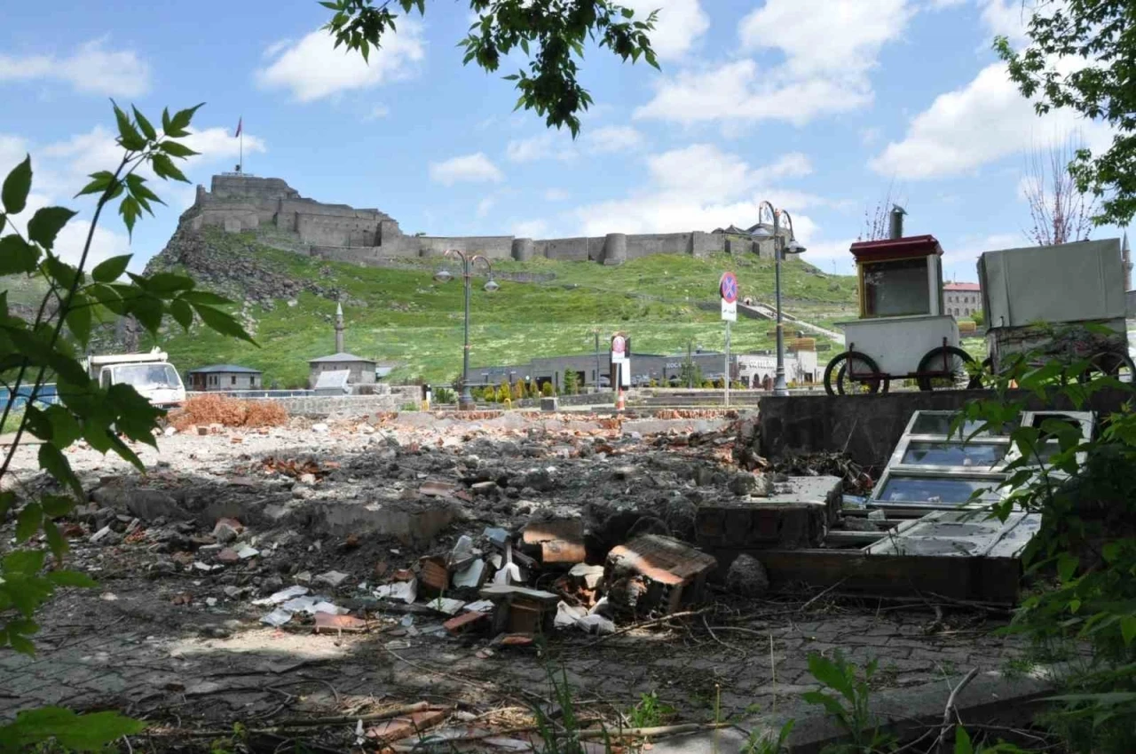 Kars&rsquo;ta belediyeye ait bah&ccedil;e, inşaat kalıntılarıyla tarihi b&ouml;lgeyi olumsuz etkiliyor
