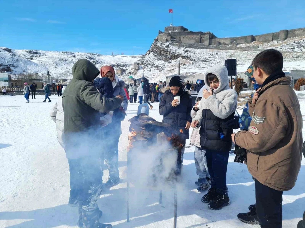 Kars’ta çocuklar kar şenliğinde gönüllerince eğlendi
