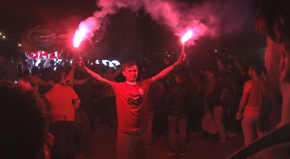 Kars’ta Galatasaraylılar sokaklara akın etti
