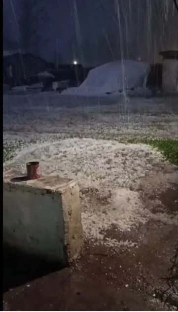 Kars&rsquo;ta gece yarısı dolu kabusu: Vatandaşlar panikle kameraya sarıldı
