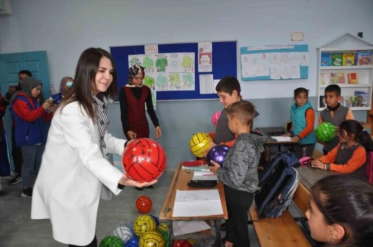 Kars’ta hayırsever iş kadınından öğrencilere destek
