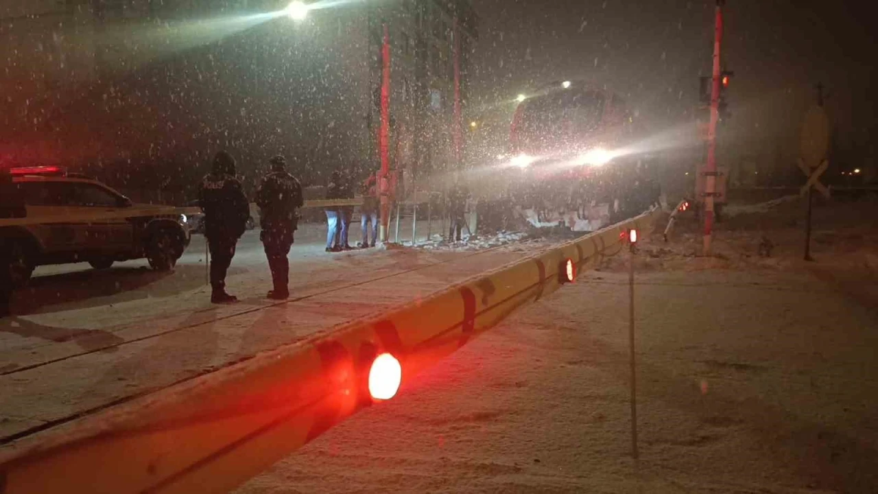 Kars&rsquo;ta hemzemin ge&ccedil;itte lokomotifin &ccedil;arptığı &ccedil;ocuk yaralandı
