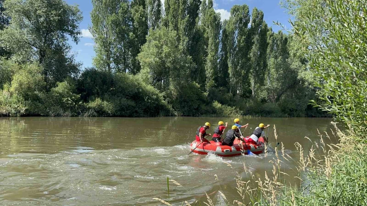 Kars&rsquo;ta ilk kez rafting heyecanı! Temel eğitim kampı başladı
