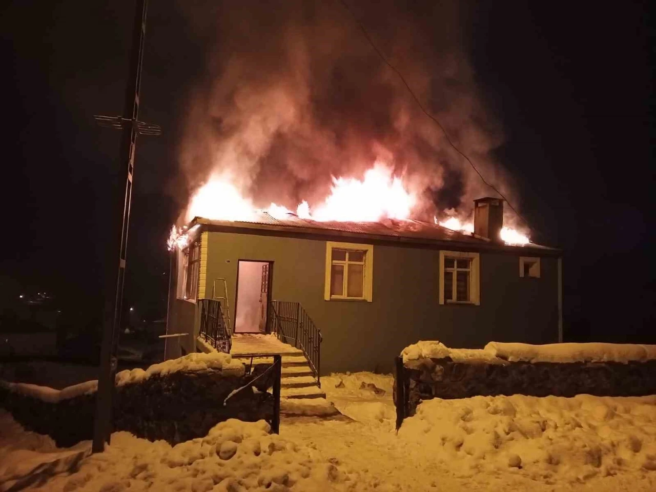 Kars&rsquo;ta imam evi alev alev yandı
