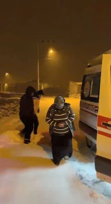 Kars&rsquo;ta kar engelini aşan sağlık ekipleri hasta vatandaş i&ccedil;in seferber oldu
